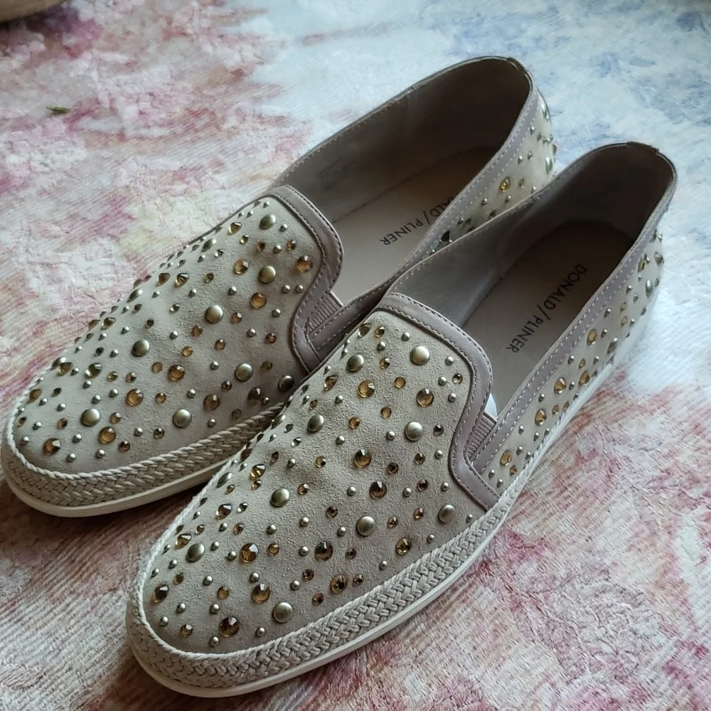 Donald J Pliener 10 Pamelas beige suede rhinestone flats espadrilles